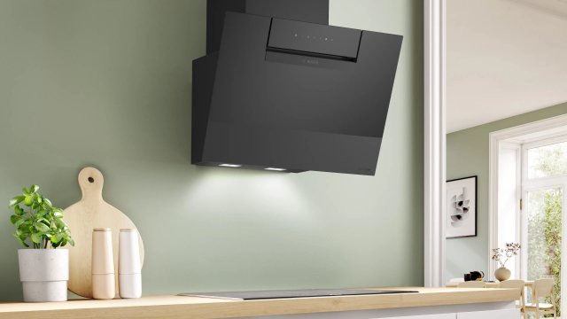 Bosch DWK67FN65 Serie 4 falra szerelhető döntött perimetrikus páraleszívó, 768m3, 60cm fekete üveg, A+ - Páraelszívó